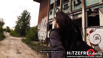 Ich nahm sie mit zu einem verlassenen Ort, eine brünette Schlampe, und habe ihre Muschi bis zum Anschlag gefickt Thumb