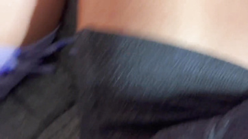 Ich bemerkte meinen steifen Schwanz, nachdem ich gesehen hatte Die kleine Schwester meiner Freundin trägt keine Unterwäsche Thumb