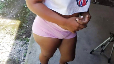 Megkúrtam a kertben a dögös szomszéd csajszit miután felizgultam a kerek popsijára Thumb