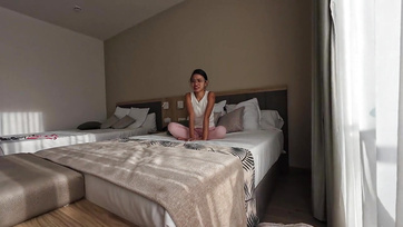 Az irreálisan nagyfarkú öregember elvitte nyaralni a cuki thaiföldi lányt egy szopásért cserébe Thumb