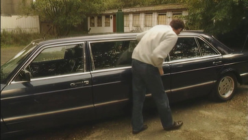 Lehúzta a kocsi ablakát hogy leszopja az ismeretlen pasit miközben hátulról kefélték a segglyukát Thumb