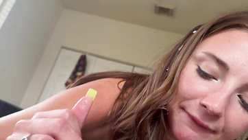 Ich war nicht gut gelaunt, aber die spritzende Muschi meiner süßen Stiefschwester hat mich Tag Thumb