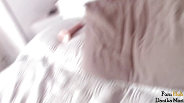 Sobald das Mädchen morgens aufwachte, bekam sie einen riesigen Schwanz in ihre Muschi und dann in ihren engen Arsch Thumb
